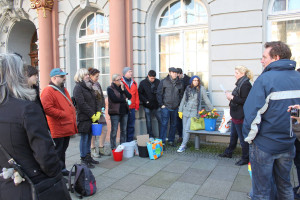 Ein breites parteiübergreifendes Bündnis aus Politikern und Bürgern und Bürgerinnen versammelte sich zum Putzen der Coburger Stolpersteine