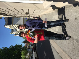 Stefan Sauerteig (Vorsitzender SPD Stadtverband) und Bastian Braunersreuther (Vorsitzender Jusos Coburg Stadt)bei der Rosenverteilung im Ortsverein Nordost