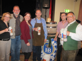 Jetzt läuft das Bier. Prost auf die gelungene Maibockveranstaltung. Foto: Martin Koch