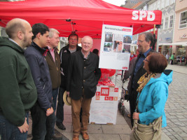 Der SPD-Stadtverband Coburg machte mit einem Informationsstand am Marktplatz in Coburg auf die Fortschritte in Sachen Barrierefreiheit in Coburg aufmerksam. Aber es wurden auch noch bestehende Defizite und der notwendige Nachholbedarf erörtert.