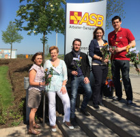 bei der Rosenverteilung im ASB Seniorenzentrum: v.r.n.l. Carmen Schmucker-Brabec, Dagmar Hofmann (Pflegedienstleitung ASB) Bastian Braunersreuther, Doris Aschenbrenner (designierte Bundestagskandidatin) und Stefan Sauerteig