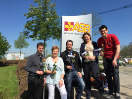 bei der Rosenverteilung im ASB Seniorenzentrum: v.r.n.l. Maximilian Rühl, Dagmar Hofmann (Pflegedienstleitung ASB) Bastian Braunersreuther, Doris Aschenbrenner (designierte Bundestagskandidatin) und Stefan Sauerteig