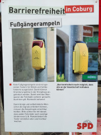 Viele Fußgängerampeln sind mit speziellen Tastern für Blinde und Sehbehinderte ausgerüstet. Damit können Orientierungstöne in der Grünphase angefordert werden. Damit wird das Überqueren der Fahrbahn sicherer gemacht. Auch hier gilt: Rücksicht nehmen!